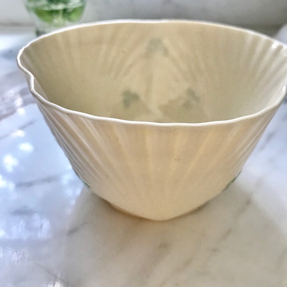 Irish Bellek Candy Dish/Bowl Shell Motif(HostPick) - Picture 3 of 5